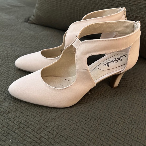 New LifeStride Giovanna 2 Almond Microfiber Women's Heels Size 7.5M Cream Pumps - Picture 16 of 16